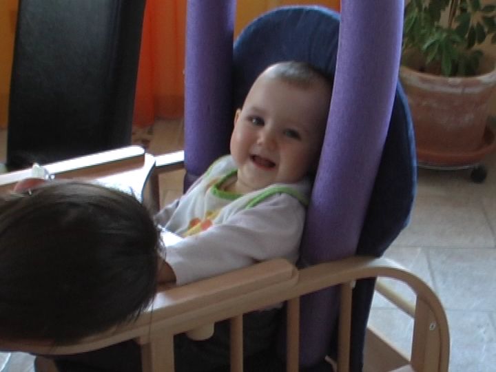 Lachen-im-Hochstuhl-2007-05-16.mpeg