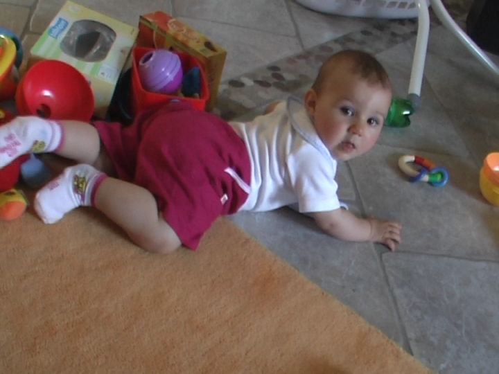 erstes-krabbeln-2007-06-22.mpeg